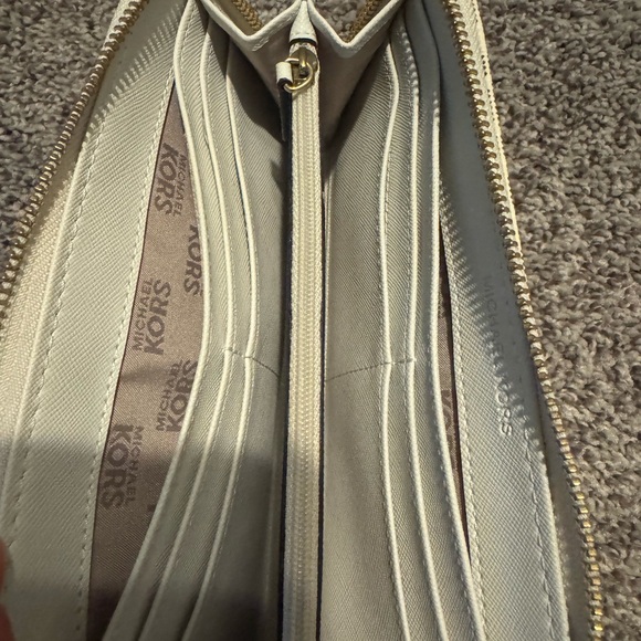 Michael Kors White Wallet Luxurious Gold Accents - Picture 5 of 7